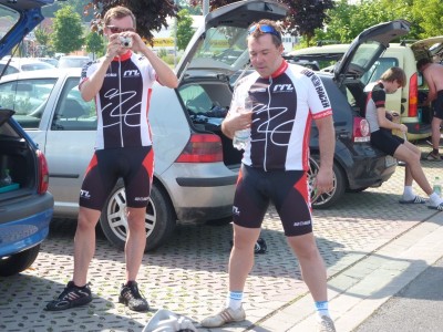 eine Augenweide - RRl-Trikots in Rot-Weiß-Schwarz.jpg